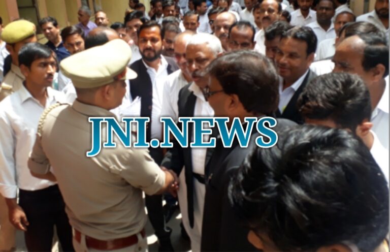 अधिवक्ताओं ने पुलिस पैरोकारों को कोर्ट परिसर से किया बाहर