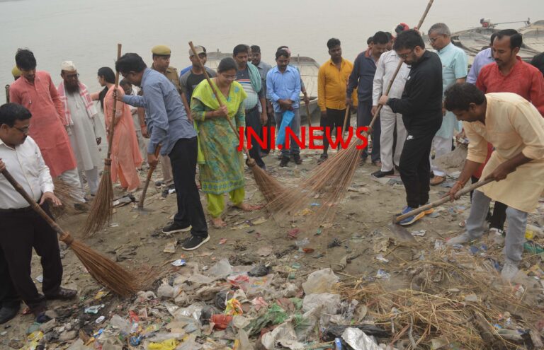गंगा किनारे गंदगी किसी भी कीमत पर बर्दास्त नही: डीएम