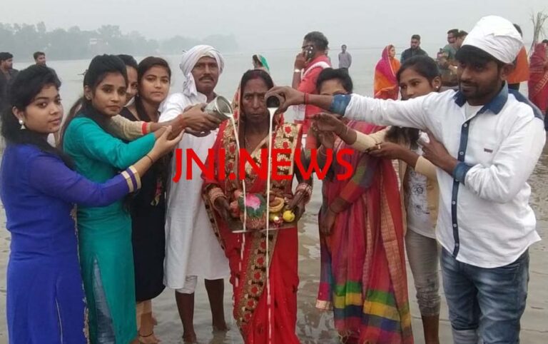 उदीयमान सूर्य को अ‌र्घ्य के साथ छठ पर्व संपन्न