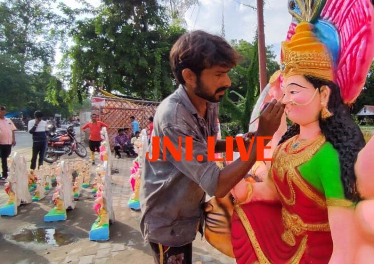 कल से शारदीय नवरात्र, सजे बाजार और देवी दरबार