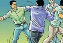 बाइक रोककर युवक पर लाठी-डंडों व सरिया से हमला, जान से मारने की धमकी
