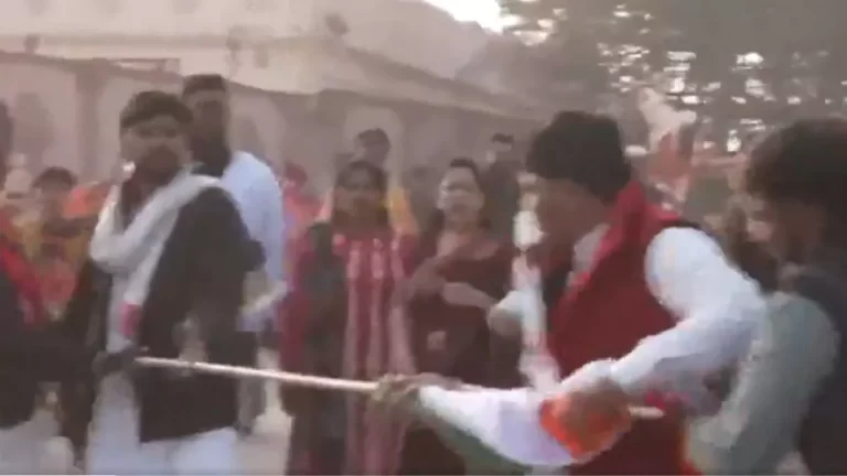 अयोध्या में कांग्रेसी समर्थक और भक्तों के बीच झड़प