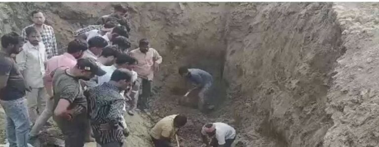 मिट्टी की ढाय गिरने से आठ महिलाएं दबी,एक बच्ची समेत चार की मौत