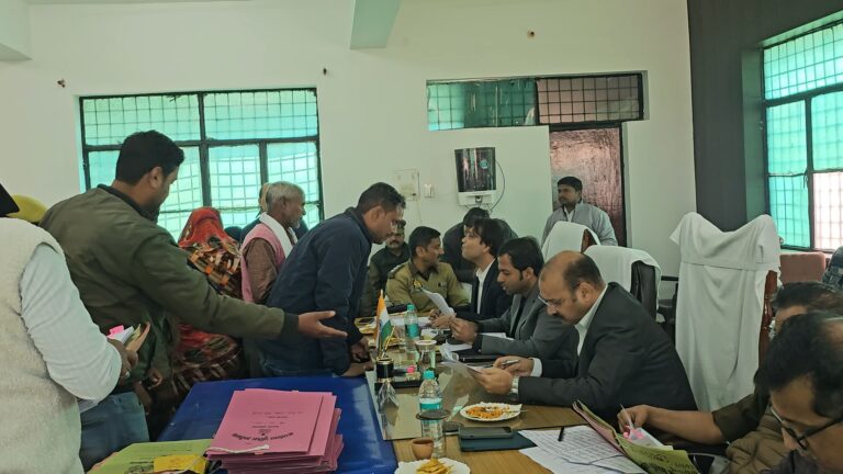 डीएम के तहसील दिवस में 92 शिकायतों में 3 को मौके पर न्याय