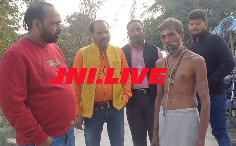 गंगा में मछली मारने से किया मना तो संत पर ताना तमंचा