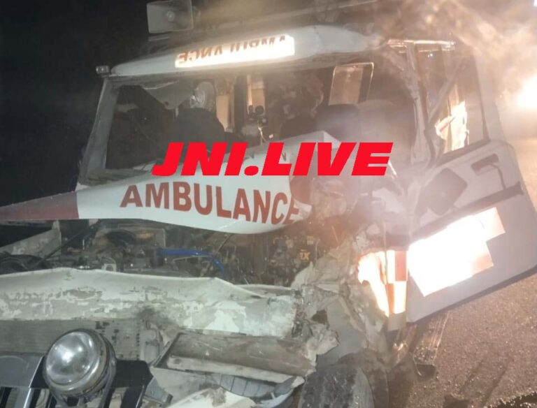 खड़े ट्रैक्टर में घुसी एम्बुलेंस, मरीज सहित चार घायल