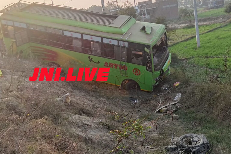 डग्गामार बस पलटनें से दो बाइक सबार युवकों की मौत, 9 घायल