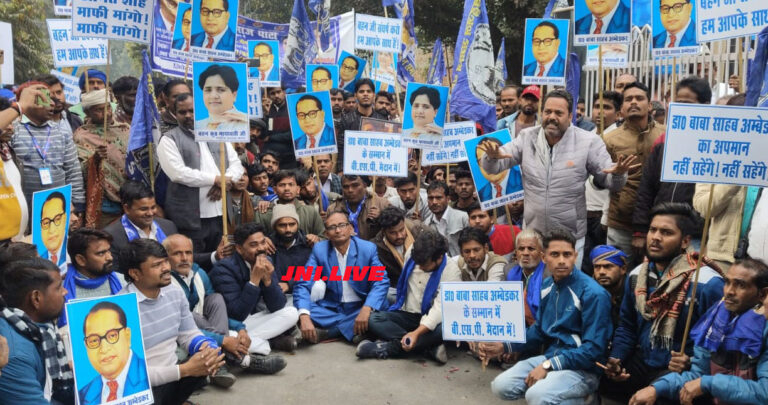 बसपा का अमित शाह के खिलाफ प्रदर्शन, पुलिस से नोकझोंक, धरना