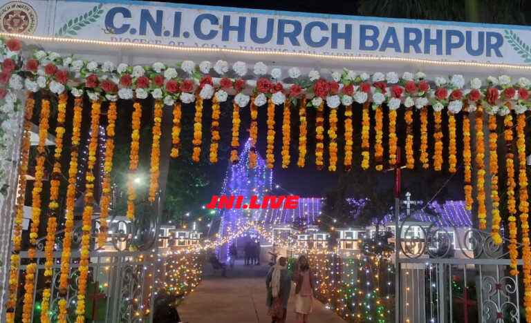 क्रिसमस की पूर्व संध्या पर गिरजाघर हुए जगमग