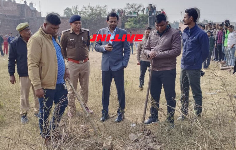 जंगली जानवर ने भैस के बच्चे का किया शिकार, बिना सुरक्षा रेस्क्यू कर रहे वन कर्मियों की आफत