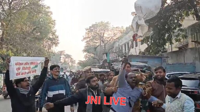 भाजपा नें कलेक्ट्रेट में किया प्रदर्शन, राहुल गाँधी का पुतला फूंकने का प्रयास, पुलिस से झड़प