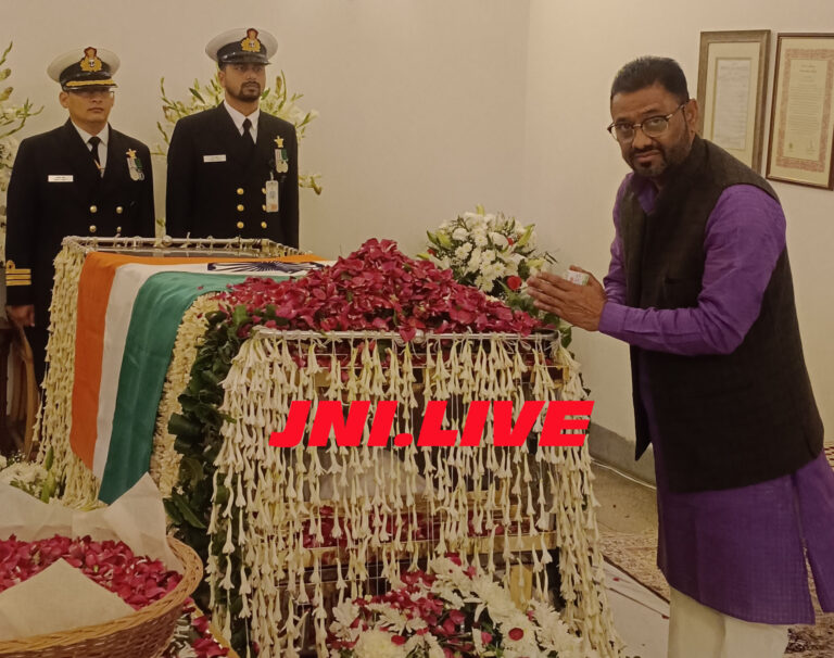 पूर्व प्रधानमंत्री को कांग्रेस के कार्यवाहक प्रदेश महासचिव नें उनके आवास पर दी श्रद्धांजलि