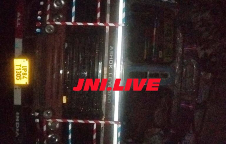 ओबरलोडिंग पर लगाम नही! पलटा गन्ना लदा ट्रक