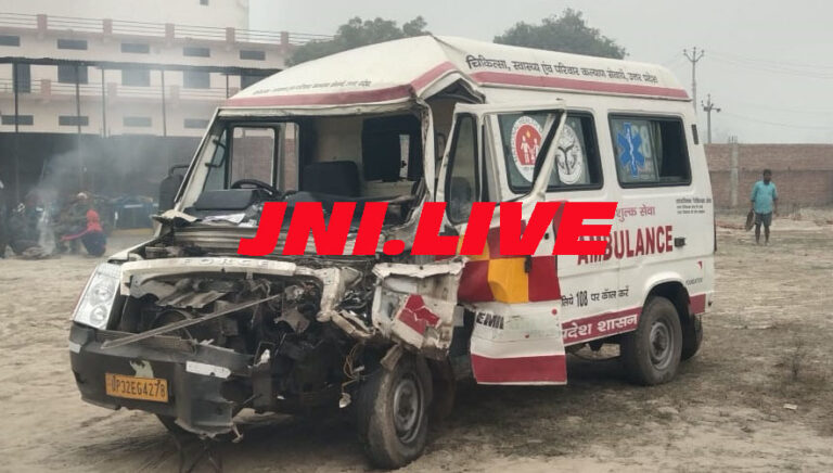 कोहरे के चलते गन्ने लदे ट्रक में घुसी एम्बुलेंस, ईएमटी घायल