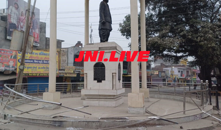 पांचाल घाट चौकी के बाहर पलटा ट्रक, 6  बाइक, दारोगा की कार क्षतिग्रस्त, सिपाही घायल