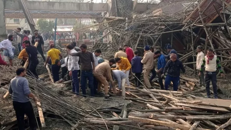 13 करोड़ की लागत से निर्माणाधीन रेलवे स्टेशन का लेंटर, 26 मजदूर मलबे में दबे