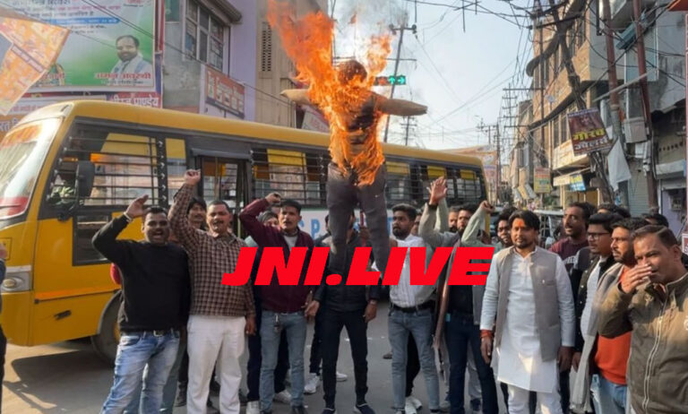 व्यापार मंडल नें फूंका बिजली विभाग जेई का पुतला