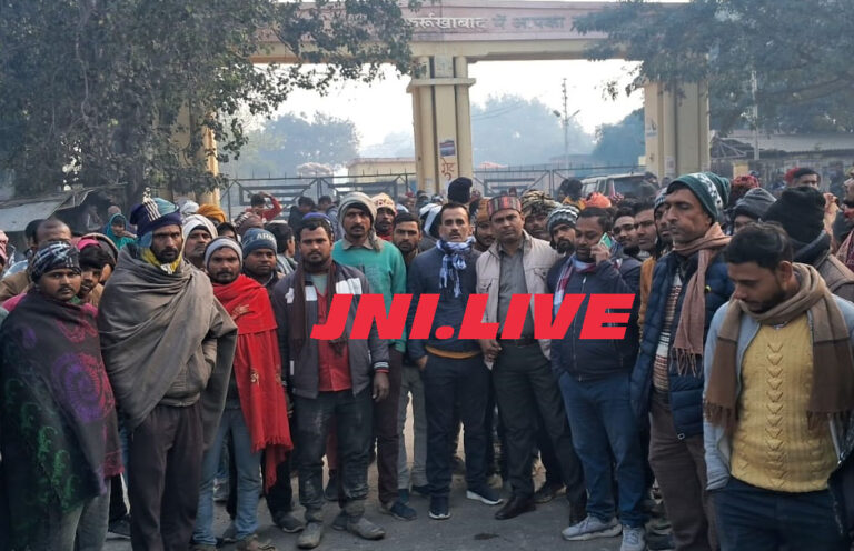 सातनपुर आलू मंडी आढ़तियों व व्यापारियों  ने सचिव के एजेंडे का किया विरोध, मंडी के बाहर प्रदर्शन