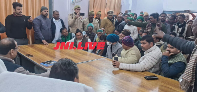आलू मंडी में सिटी मजिस्ट्रेट के सामने पंचायत के दौरान हंगामा, फिलहाल नही बनी बात