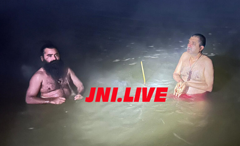 अमृत योग में ईश्वरदास महाराज के साथ डीएम ने गंगा में लगायी डुबकी