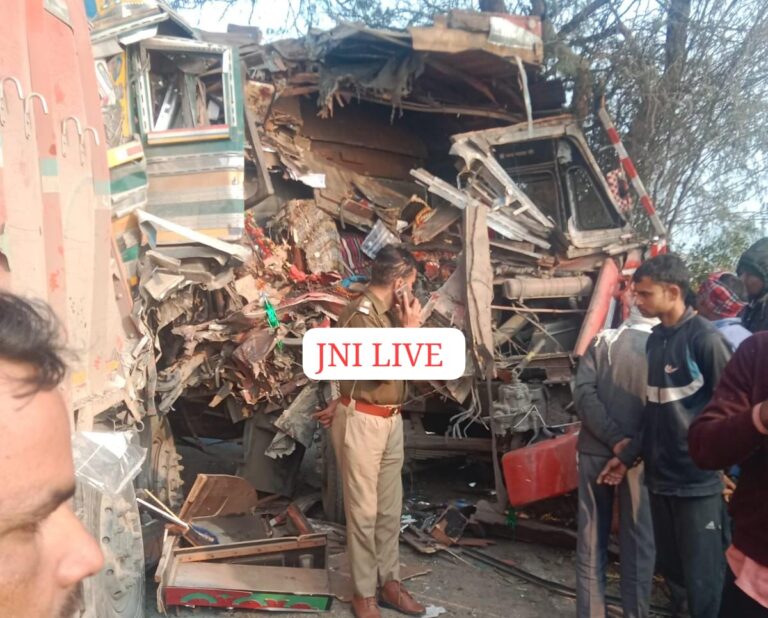 सिलेंडर लदे ट्रक व डंपर की भिड़ंत में तीन की दर्दनाक मौत, चार घायल