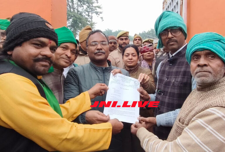 जेएनआई की खबर का असर: आलू मंडी में घटतौली के खिलाफ किसान यूनियन का कलेक्ट्रेट में प्रदर्शन