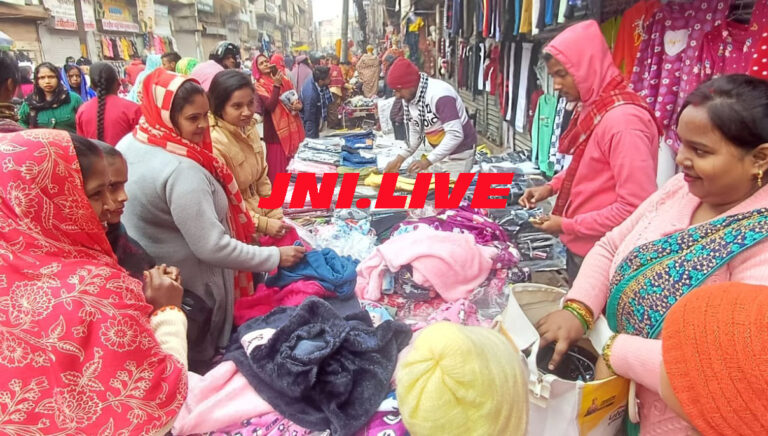 कड़ाके की ठंड, कपड़ों का गर्म हुआ बाजार