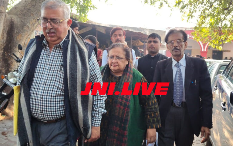 पूर्व विदेश मंत्री सलमान खुर्शीद की पत्नी लुईस दिव्यांग उपकरण घोटाले के मामले में कोर्ट में पेश