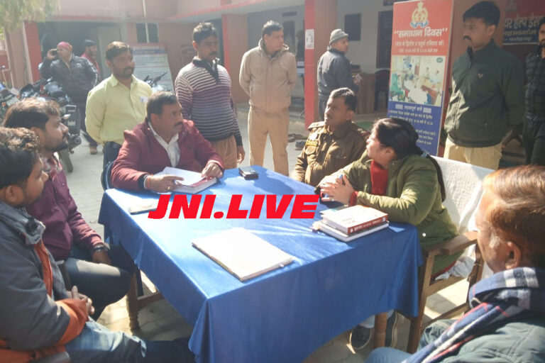 ग्राम समाज की भूमि पर लगायी अम्बेडकर प्रतिमा, हटानें गयी राजस्व व पुलिस टीम का घेराव