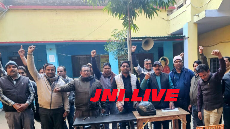 शिक्षक संघ जिलाध्यक्ष व मंत्री ने पुलिस को डीआईओएस के लिपिकों के खिलाफ दी तहरीर