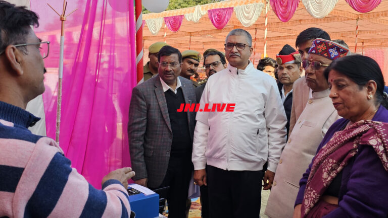 यूपी दिवस पर गणमान्य लोगों को किया सम्मानित