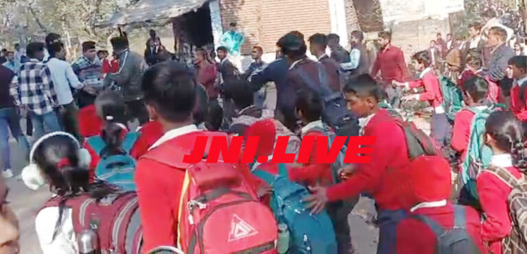 विद्यालयों की छुट्टी के दौरान दबंगो में चली बेल्टें, पथराव, सहमे नौनिहाल