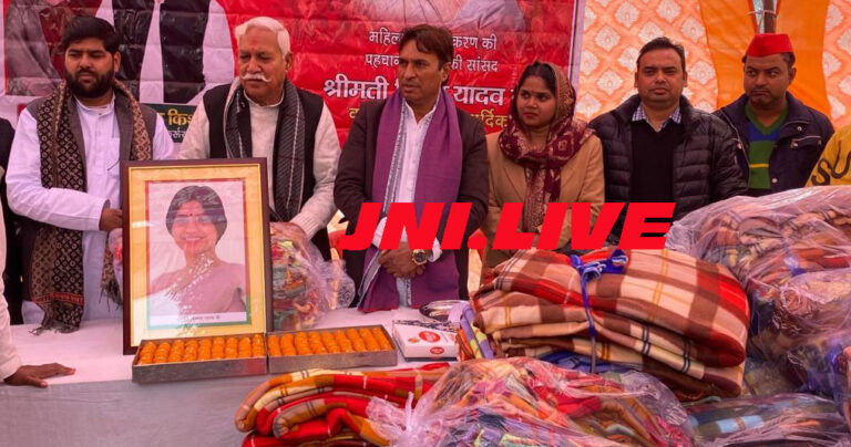 सपाईयों ने डिंपल के जन्मदिन पर किया कंबल वितरण