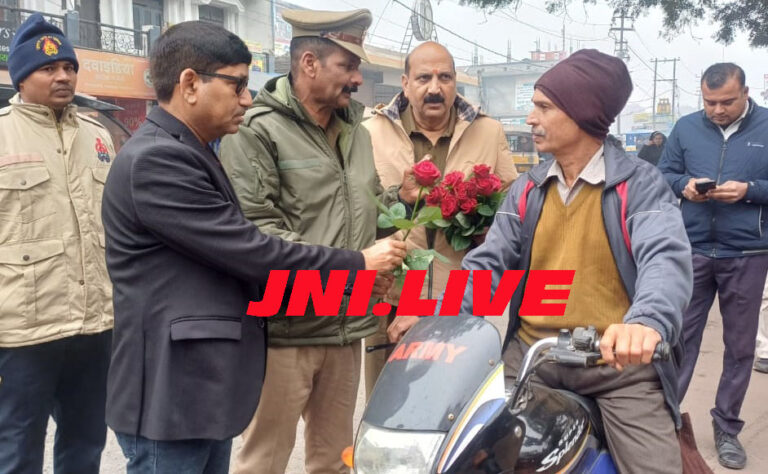 नसीहत का गुलाब: कीमती है जिंदगी….फूल देकर बताये ट्राफिक नियम