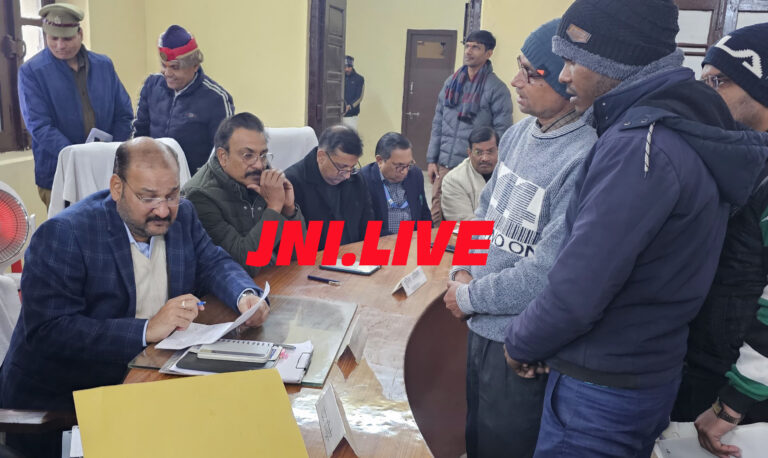 डीएम के तहसील दिवस में 73 में 6 शिकायतों का निस्तारण