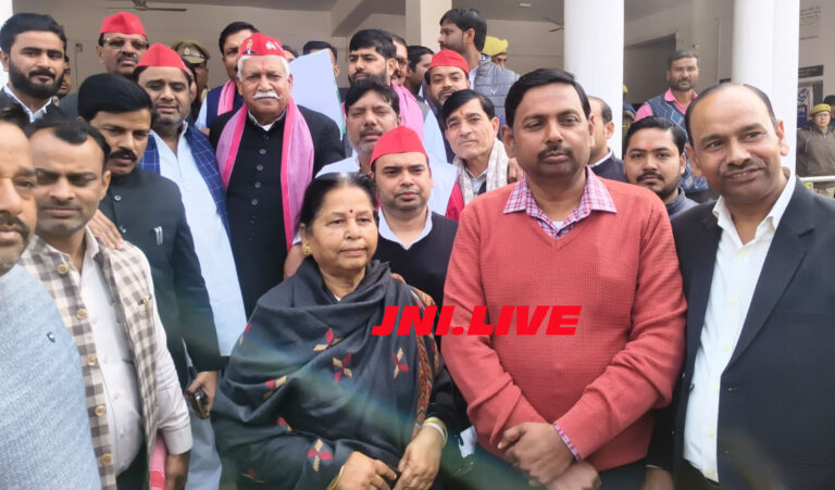 महंत राजू दास के खिलाफ सपाइयों ने कलेक्ट्रेट घेरी,सौंपा ज्ञापन