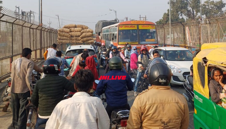 ट्रक खराब होनें से पांचाल घाट पुल पर लगा जाम