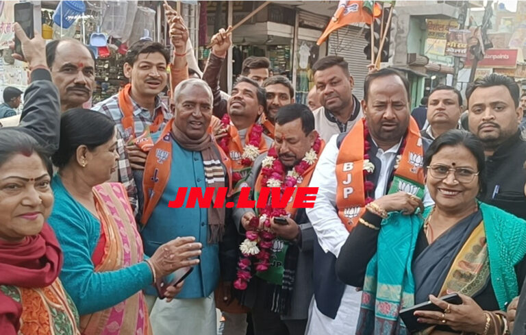 दिल्ली का दिल जीतने पर झूमे बीजेपी कार्यकर्ता, बांटी मिठाई