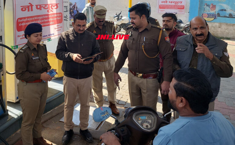 नो हेलमेट नो फ्यूल के तहत पेट्रोल पंप पर काटे गए 22 वाहनों के चालान