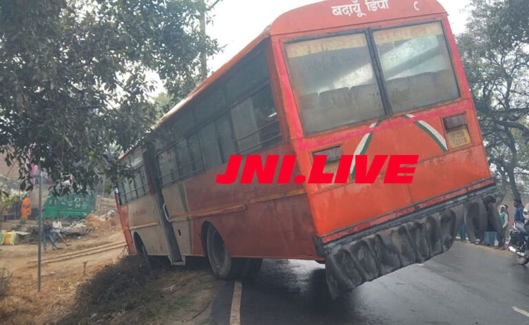 अनियंत्रित रोड़बेज बस खाई में घुसी, बड़ा हादसा टला