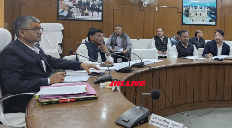 डीएम नें प्रवर्तन की कार्यवाही बढ़ाने के दिये निर्देश