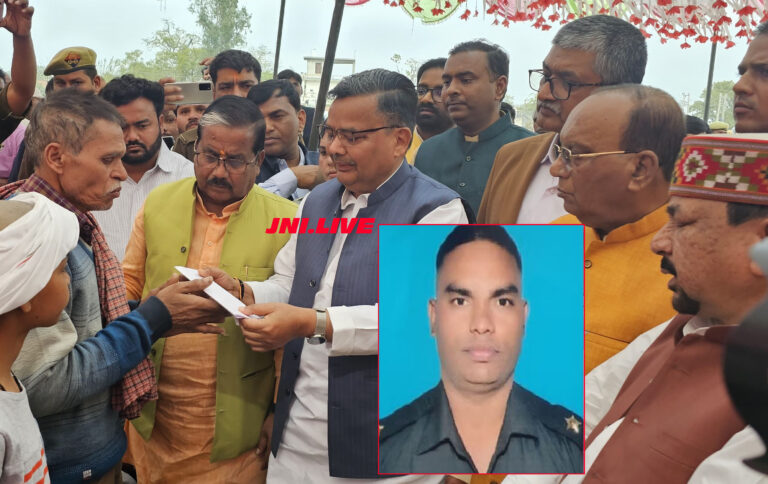 शहीद के परिजनों को पर्यटन मंत्री से सौपी 50 लाख की अनुग्रह राशि