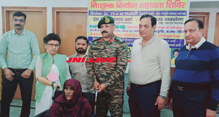 नि:शुल्क दिव्यांग शिविर में उपकरणों का वितरण
