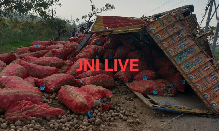 आलू लदा ट्रक पलटा,चालक घायल, बड़ा हादसा टला