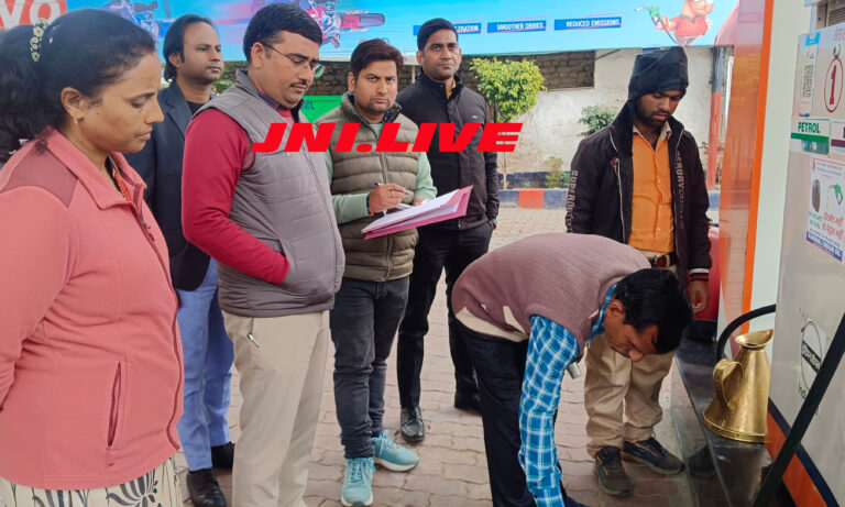 संयुक्त टीम नें पेट्रोल पम्पों की गुणवत्ता को परखा, मिली घटतौली, जुर्माना