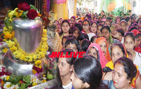 शिव के रंग में रंगी अपरा काशी, जयकारों से गूंजे शिवालय