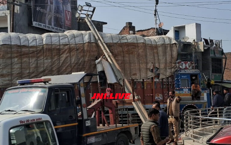 लाइट पोल ट्रक पर गिरा, लगा जाम