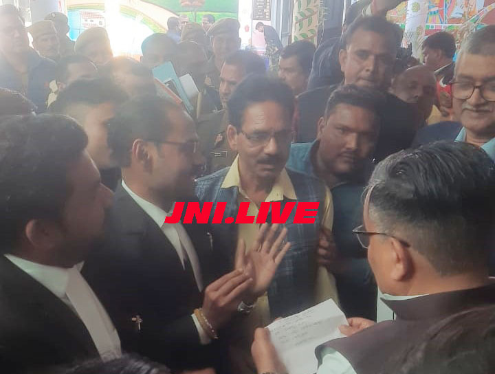 वकीलों नें कलेक्ट्रेट का गेट खोलने को डीएम को दिया ज्ञापन