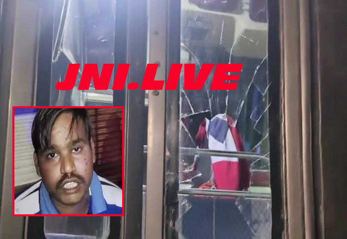 कुम्भ जा रही बस पर दबंगों का हमला, हेल्पर को किया मरणासन्न, बस में भी तोड़फोड़