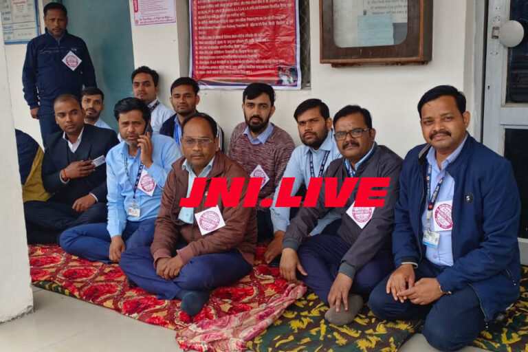 लोको पायलटों ने की 36 घंटे की भूख हड़ताल